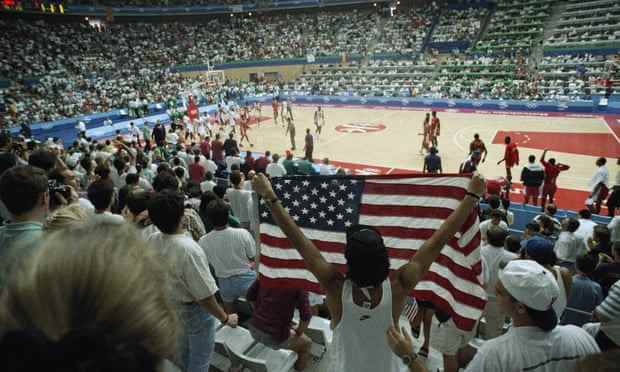 Beim 117:85-Sieg über Kroatien bei den Olympischen Spielen 1992 in Barcelona zeigen die Fans ihre Unterstützung für das US-Basketballteam.