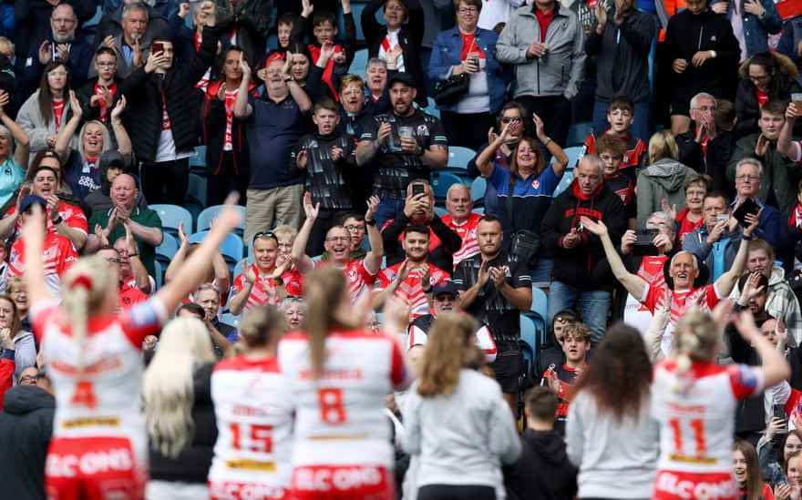Die Fans von St. Helens feiern nach dem Sieg über Leeds Rhinos im Betfred Women's Super League Grand Final im Mai.
