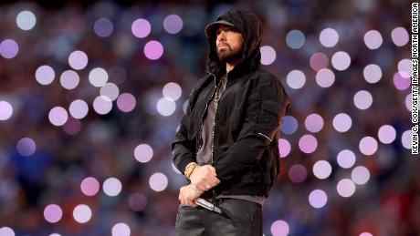 Eminem tritt im Februar während der Pepsi Super Bowl LVI Halftime Show auf. 