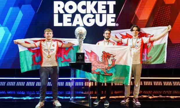 Das walisische Team feiert seinen Sieg im Finale der Rocket League bei den ersten Commonwealth Esports Championships.