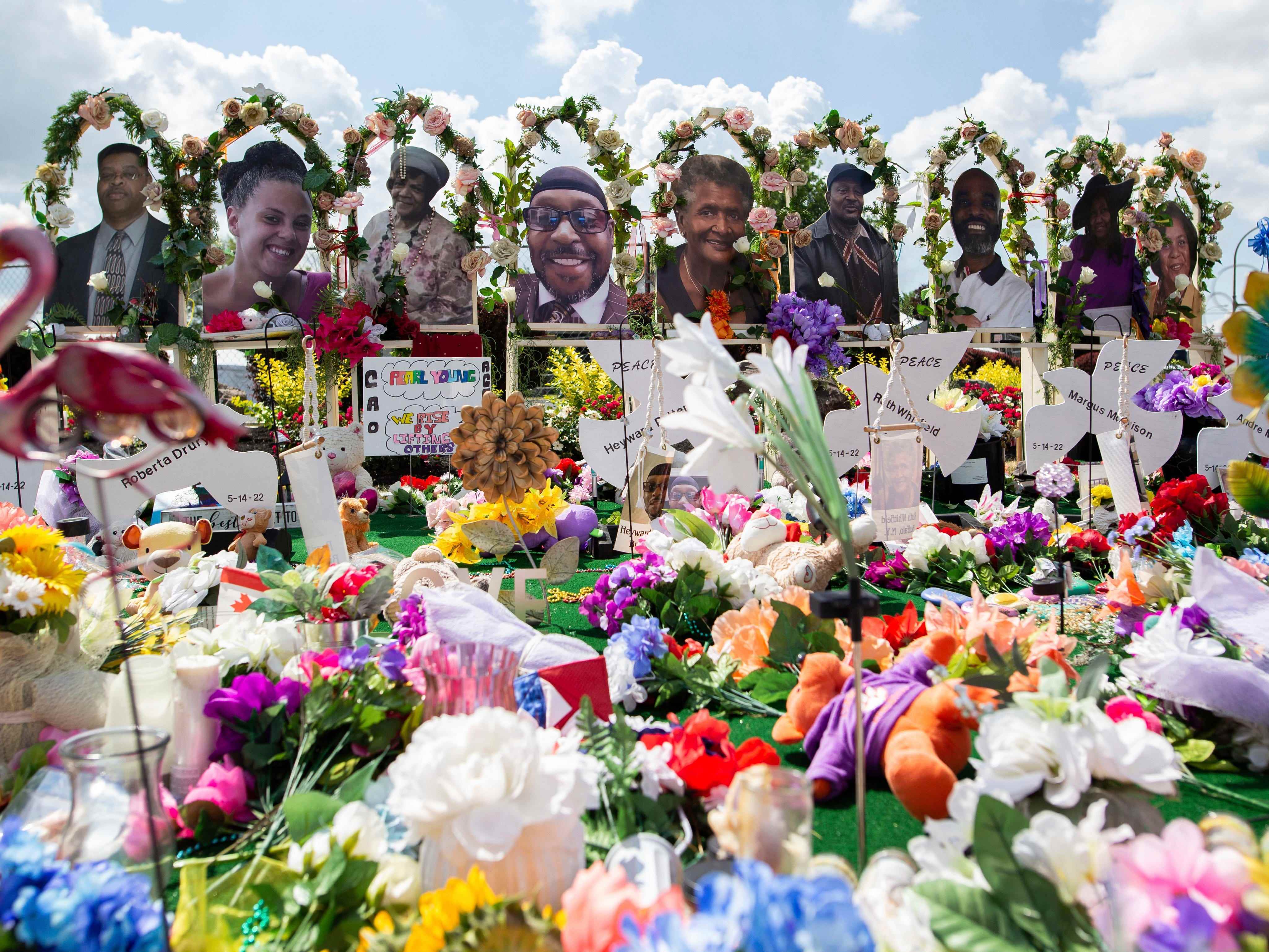 Am Donnerstag, dem 14. Juli 2022, in Buffalo, NYNY, wird vor dem Tops Friendly Market ein Denkmal für die Opfer der Supermarktschießerei errichtet. Der Buffalo-Supermarkt, in dem 10 Schwarze von einem weißen Schützen getötet wurden, soll zwei Monate später seine Türen wieder öffnen der rassistische Angriff.