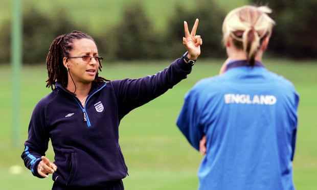 Hope Powell, abgebildet im Jahr 2005, ist vielleicht die einflussreichste Person im englischen Frauenfußball im letzten Vierteljahrhundert.