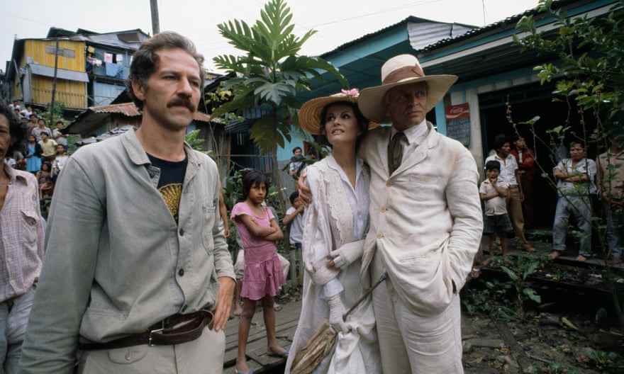 Herzog, links, mit den Schauspielern Klaus Kinski und Claudia Cardinale am Set von Fitzcarraldo.
