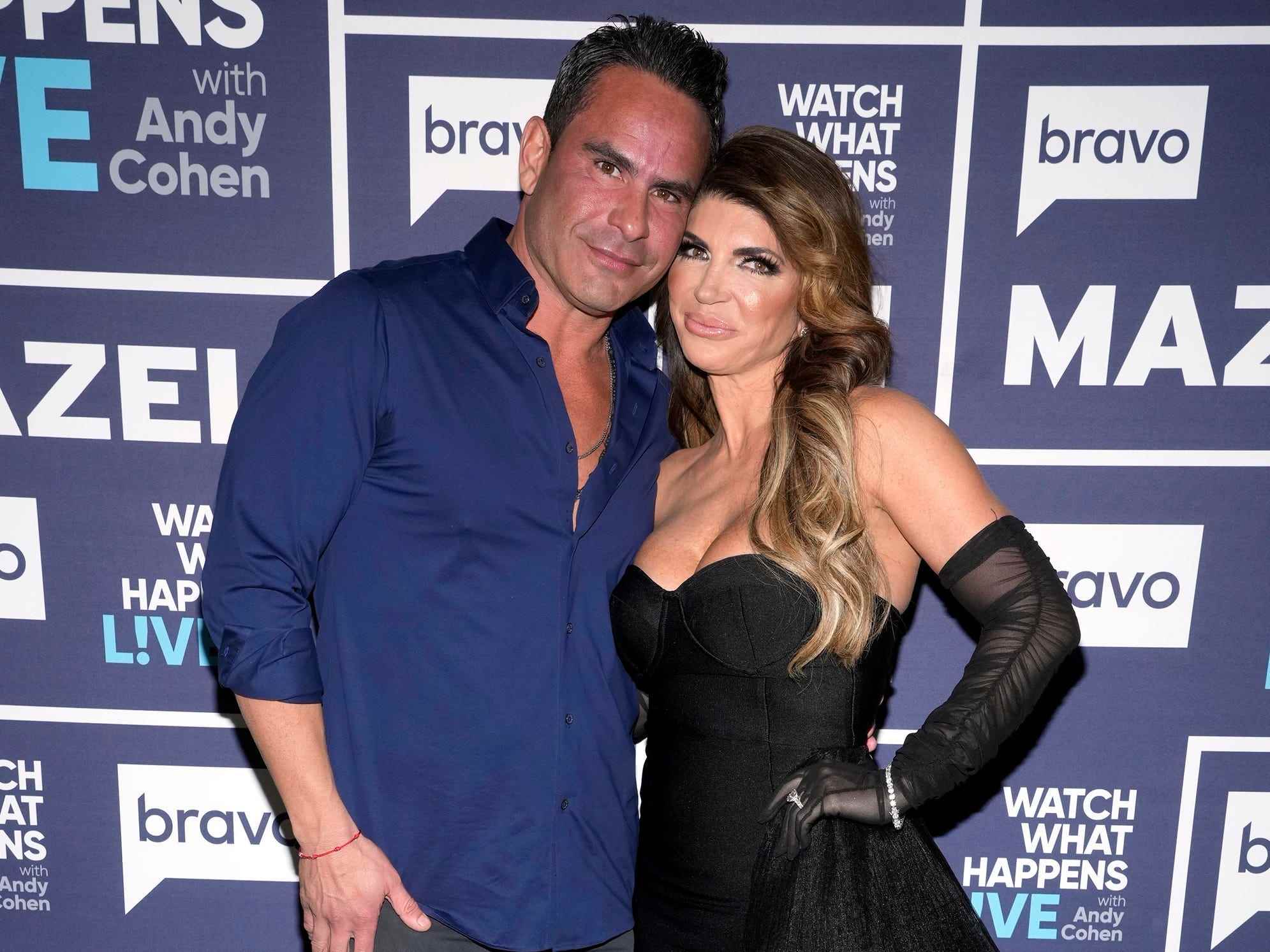 Luis Ruelas und Teresa Giudice bei „Watch What Happens Live With Andy Cohen“.
