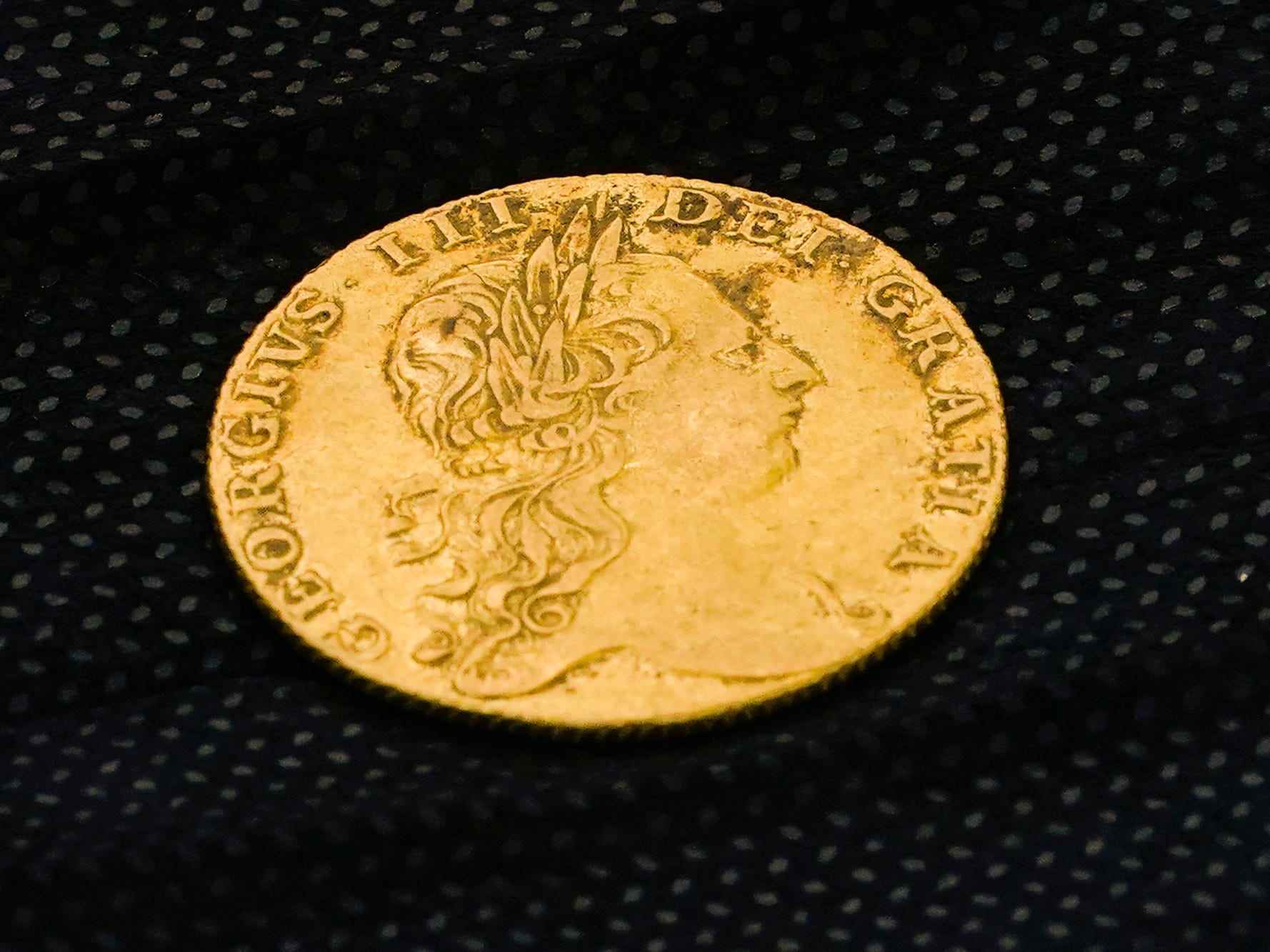 Gezeigt wird eine Goldguinea von King George III, die am Dienstag, den 2. August 2022, in einer Ausgrabungsstätte im Red Bank Battlefield Park im Nationalpark, NJ, entdeckt wurde.