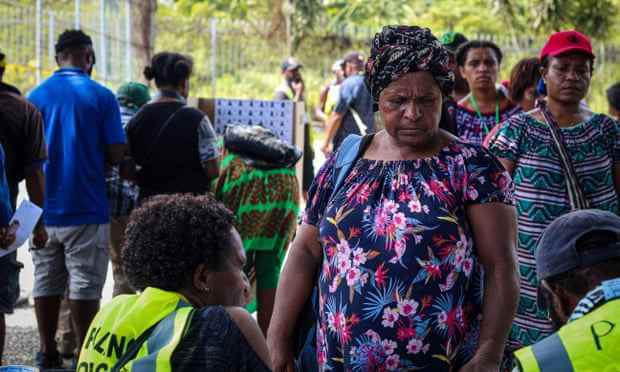 Eine Frau wartet im Wahllokal der Gordons International School auf ihre Stimmabgabe.  Ostwähler in Port Moresby