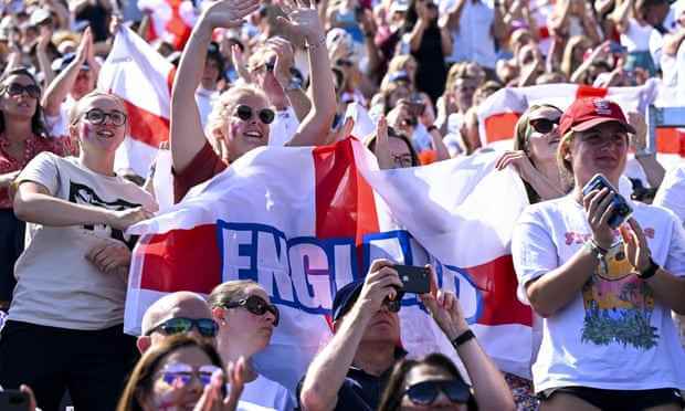 England-Fans sehen von der Tribüne aus zu.