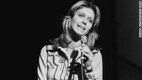 Olivia Newton-John tritt in der BBC-TV-Musikshow „Top Of The Pops“ auf.  1974.