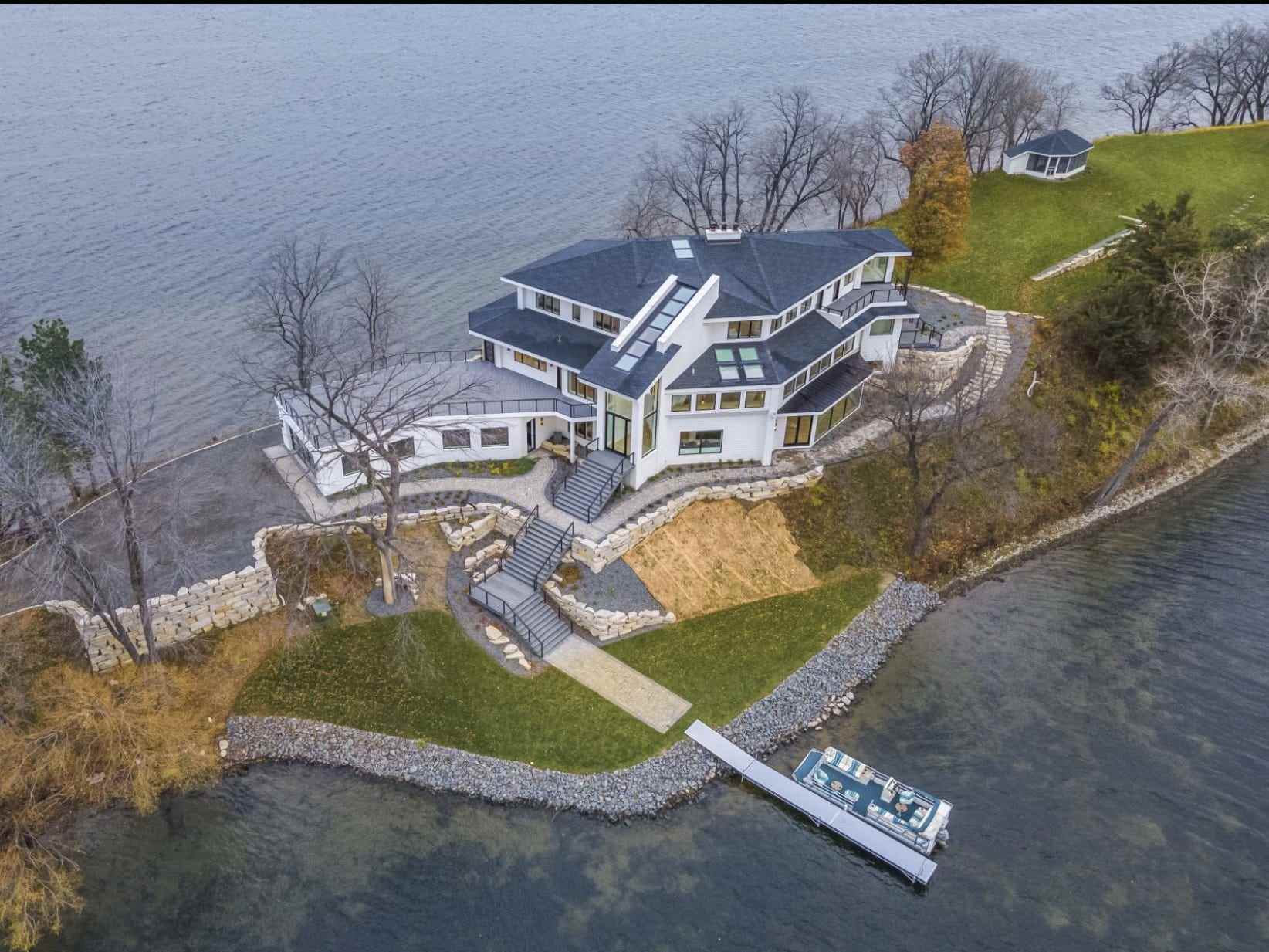 Das Haus liegt auf einer Insel mitten im Bald Eagle Lake, Minnesota