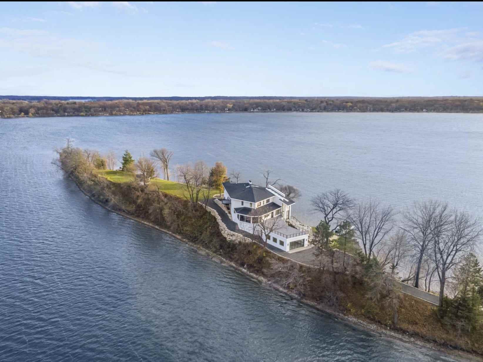 Die Insel in der Mitte des Bald Eagle Lake, Minnesota.