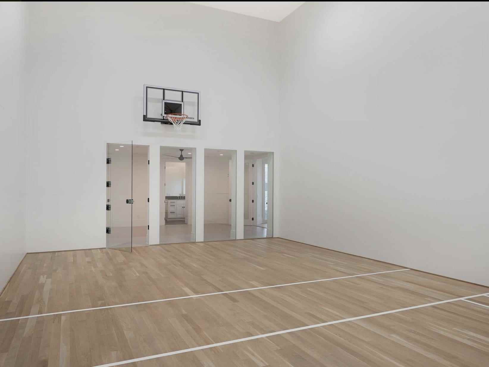 Ein Indoor-Basketballplatz