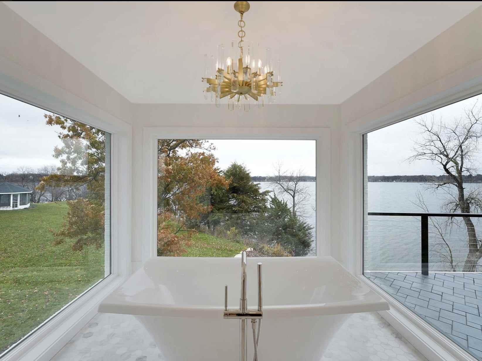 Die Badewanne im Hauptbadezimmer verfügt über Fenster mit Blick auf den umliegenden See.