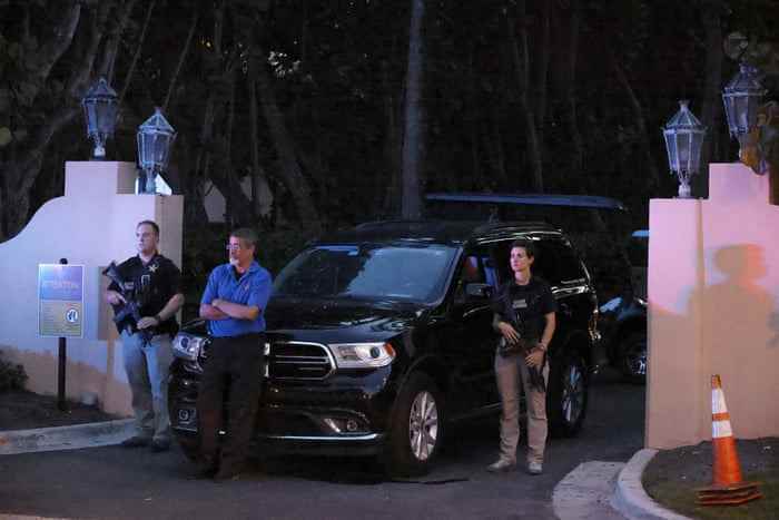 Bewaffnete Geheimdienstagenten stehen am späten Montag vor einem Eingang zum Haus des ehemaligen Präsidenten.