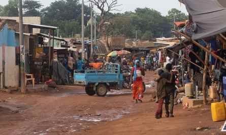 Eine belebte Straße in Bantako im Südosten Senegals