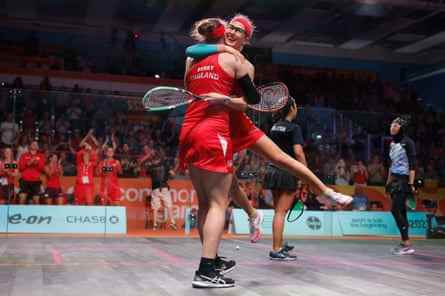 Sarah-Jane Perry hebt ihre Teamkollegin Alison Waters hoch, während das englische Paar den Sieg im Halbfinale des Damendoppels gegen Malaysia im Squash-Wettbewerb feiert.