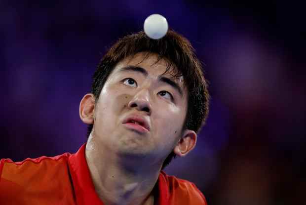 Yew En Koen Pang aus Singapur beäugt den Ball während des Tischtennis-Finales der Herrenmannschaft.