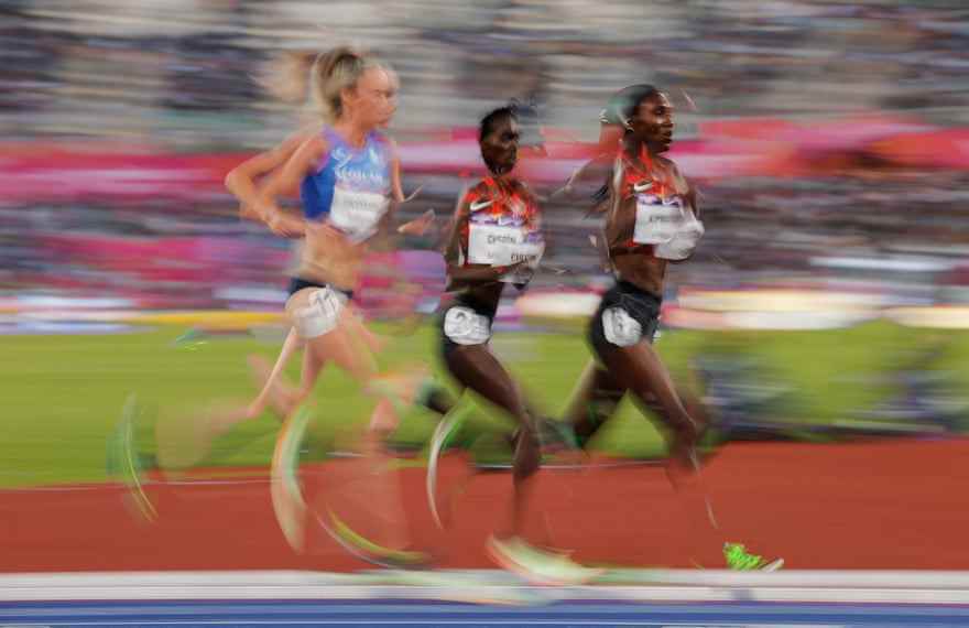 Eilish McColgan aus Sctoland liegt im 10.000-m-Finale der Frauen hinter den Kenianerinnen Irene Cheptai und Sheila Kiprotich.