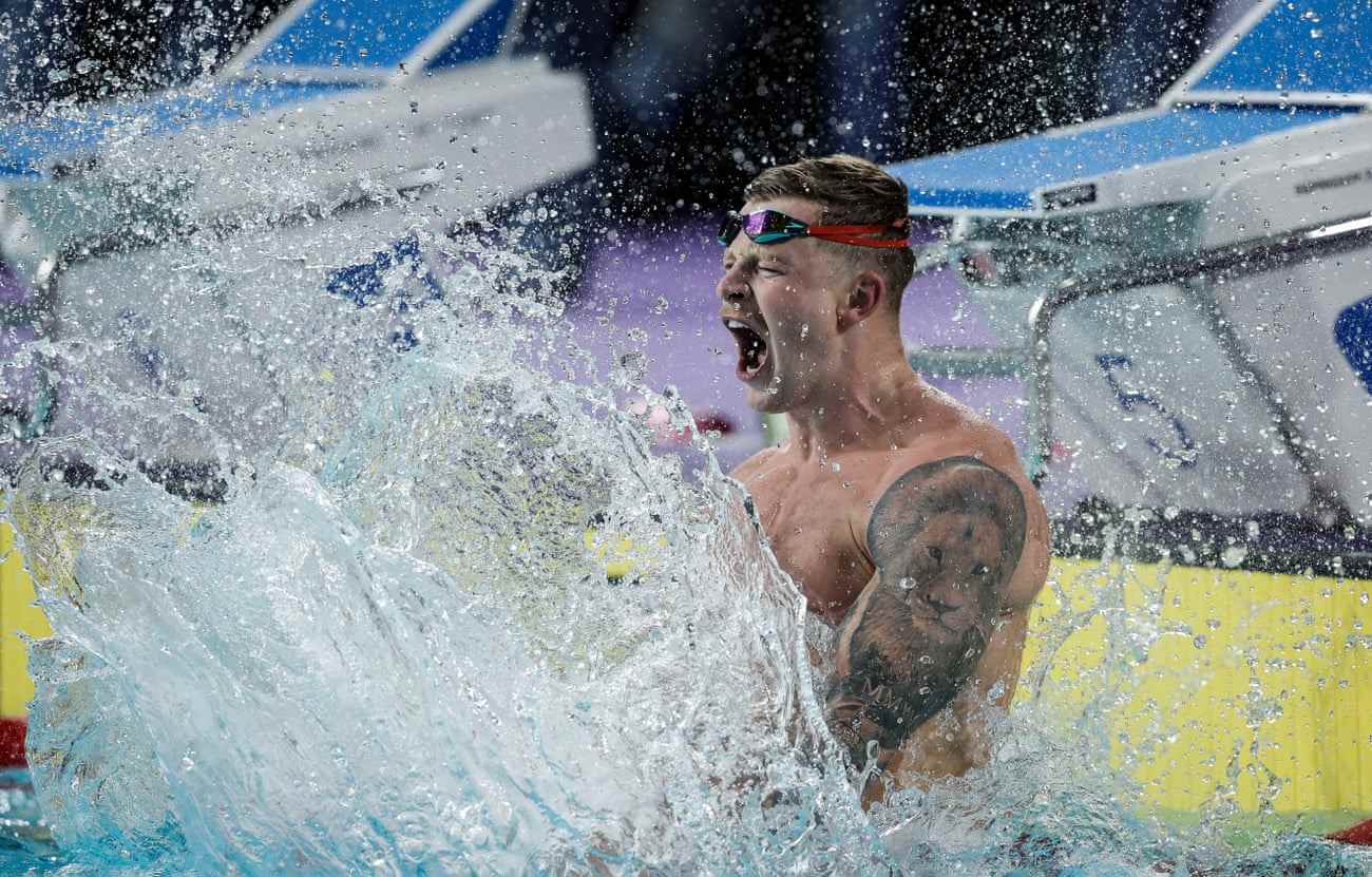 Adam Peaty aus England feiert den Sieg im 50-Meter-Brustschwimmen-Finale der Männer, einen Tag nachdem er seinen lang gehegten Rekord verloren hat, im Pool ungeschlagen zu sein.