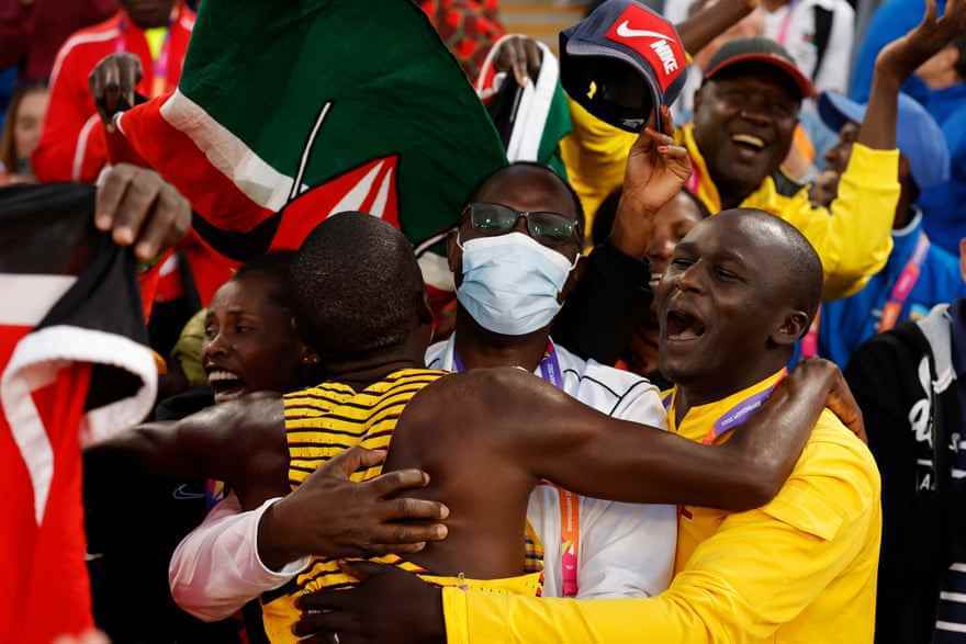 Jacob Kiplimo aus Uganda feiert seinen Sieg im 5000-m-Finale der Männer.