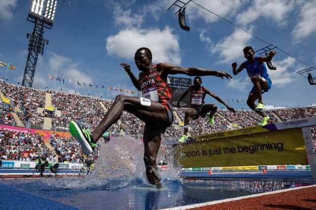 Amos Serem aus Kenia springt beim 3.000-m-Hindernislauf-Finale der Männer über die Wasserschanze.