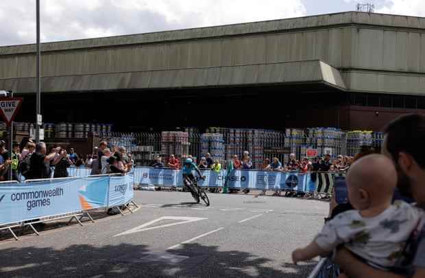 Die Zuschauer beobachten, wie Felix Neely von den Bahamas die letzte Kurve in der Nähe von Bank's Brewery nimmt, bevor er den 54. und letzten Platz im Einzelzeitfahren-Radrennen der Männer belegte.