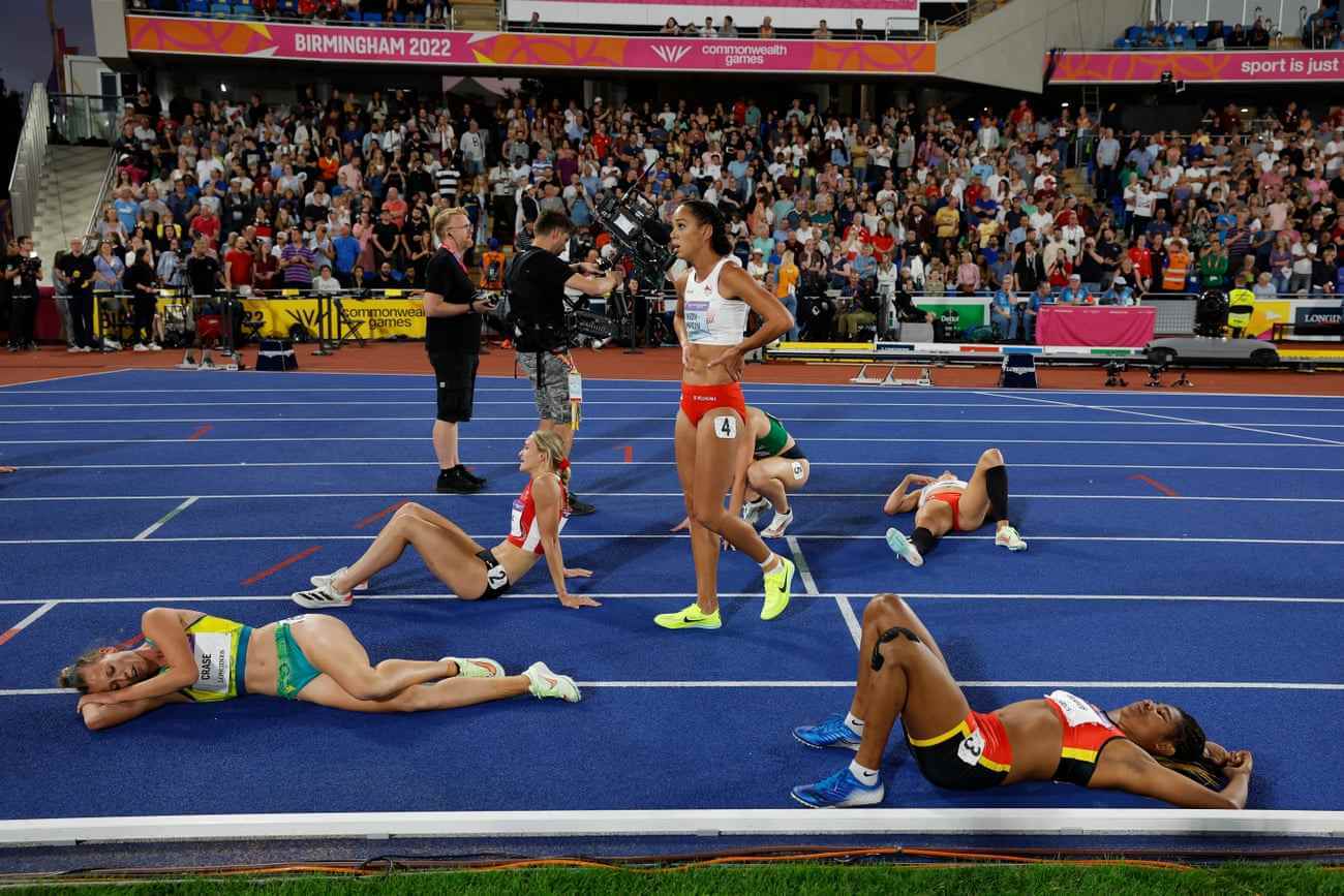 Katarina Johnson-Thompson aus England feiert Gold im Siebenkampf der Frauen nach dem letzten 800-Meter-Lauf.