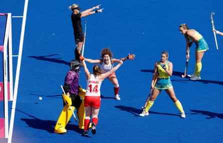 Tess Howard aus England feiert mit ihrer Teamkollegin Holly Hunt während des Eishockey-Finales der Frauen zwischen England und Australien Englands zweites Tor.
