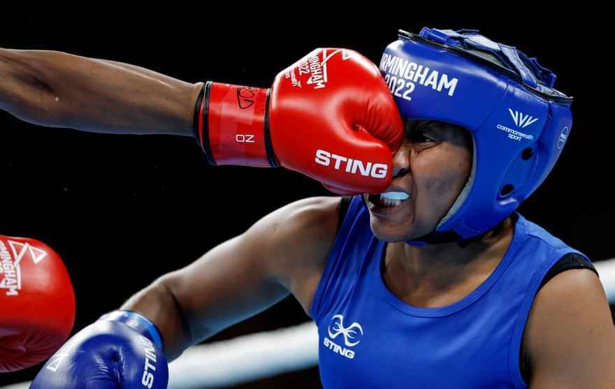 Natasha Maya aus Malawi bekommt einen Schlag ins Gesicht, als sie im Federgewichtsboxen der Frauen ihr Achtelfinal-Match gegen Keamogetse Kenosi aus Botswana verliert.