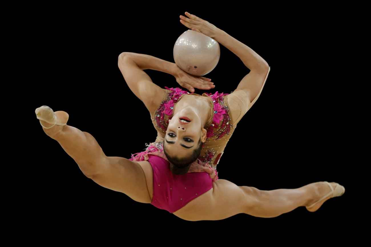 Suzanna Shahbazian aus Kanada im Wettkampf mit dem Ball beim Einzel-Mehrkampf der Rhythmischen Sportgymnastik.
