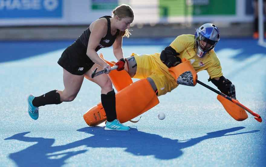 Maddie Hinch aus England hält im Elfmeterschießen ihres Eishockey-Halbfinalspiels der Frauen einen Elfmeter von Hope Ralph aus Neuseeland.