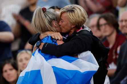 Eilish McColgan aus Schottland feiert mit Mutter Liz McColgan den Sieg im 10.000-m-Finale der Frauen.