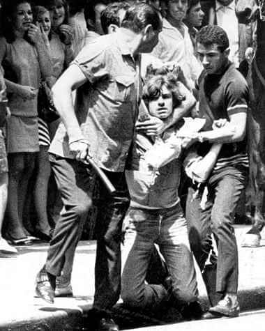 Während der Militärdiktatur am 9. Oktober 1968 nehmen Unbekannte einen Studenten während einer Protestaktion in São Paulo fest.