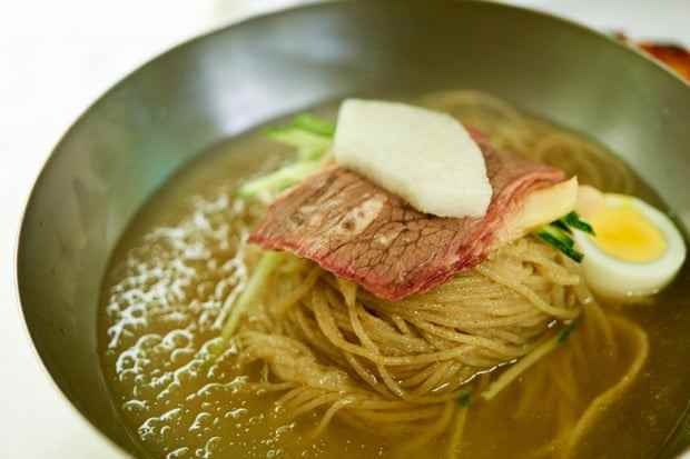 Naengmyeon, ein koreanisches Gericht, ist eine kalte Nudelsuppe.