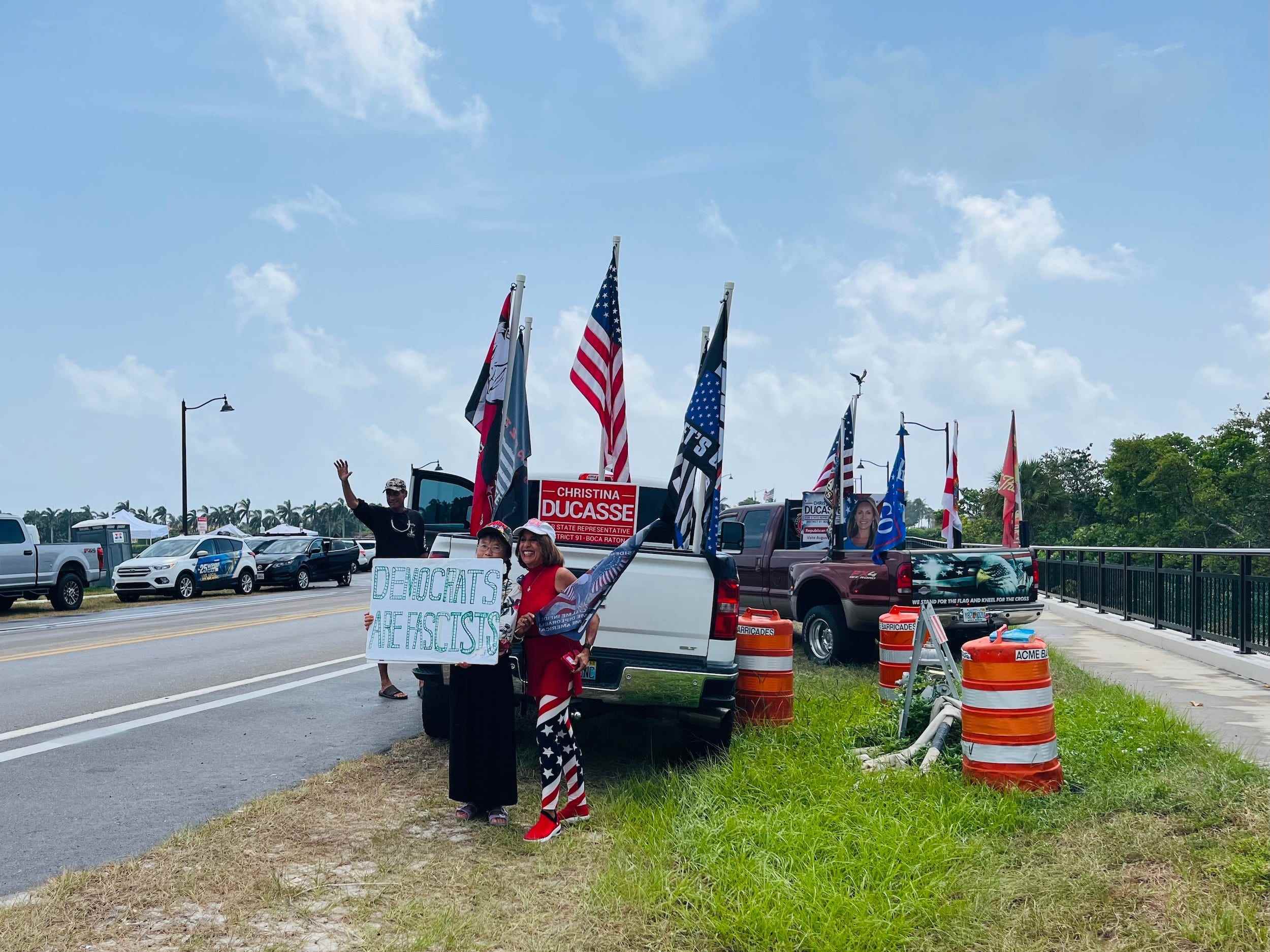 Ein Trump-Unterstützer hält ein Schild mit der Aufschrift „Demokraten sind Faschisten“ vor Mar-a-Lago.