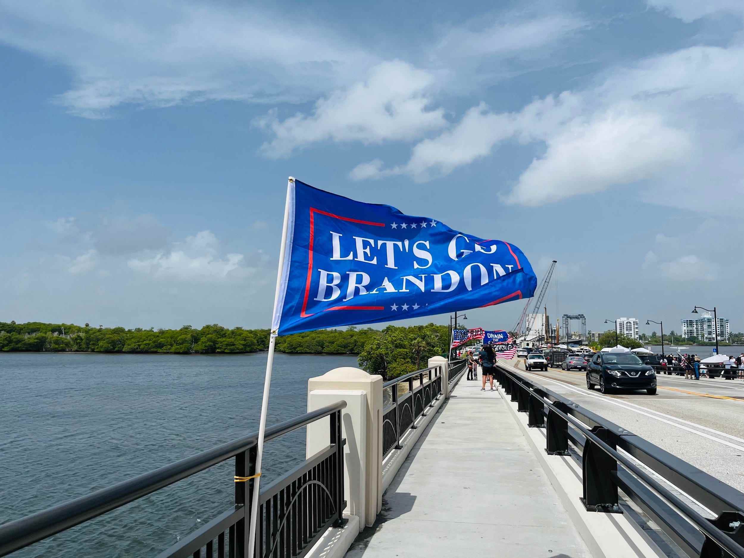 Trump-Anhänger postierten Flaggen auf der Brücke außerhalb von Mar-a-Lago.