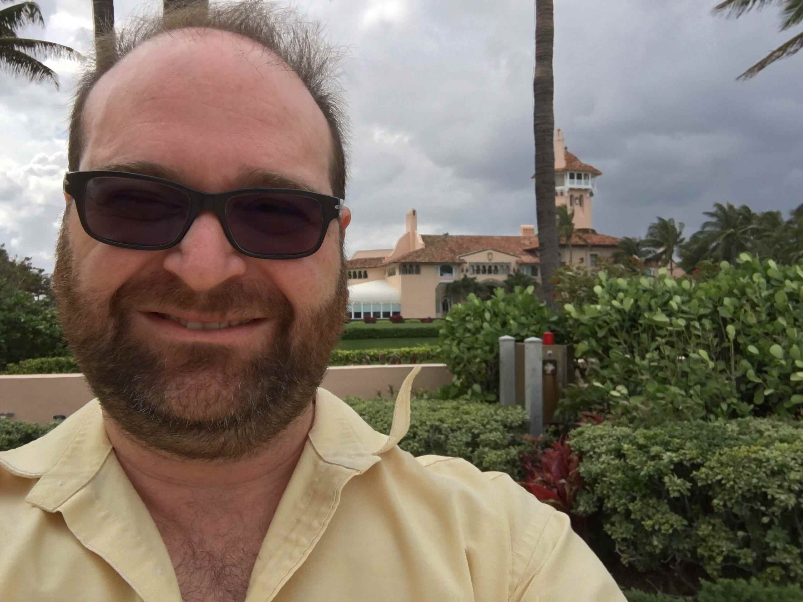 Darren Samuelsohn, damals Politico-Reporter, posiert im März 2017 für ein Selfie vor Mar-a-Lago.