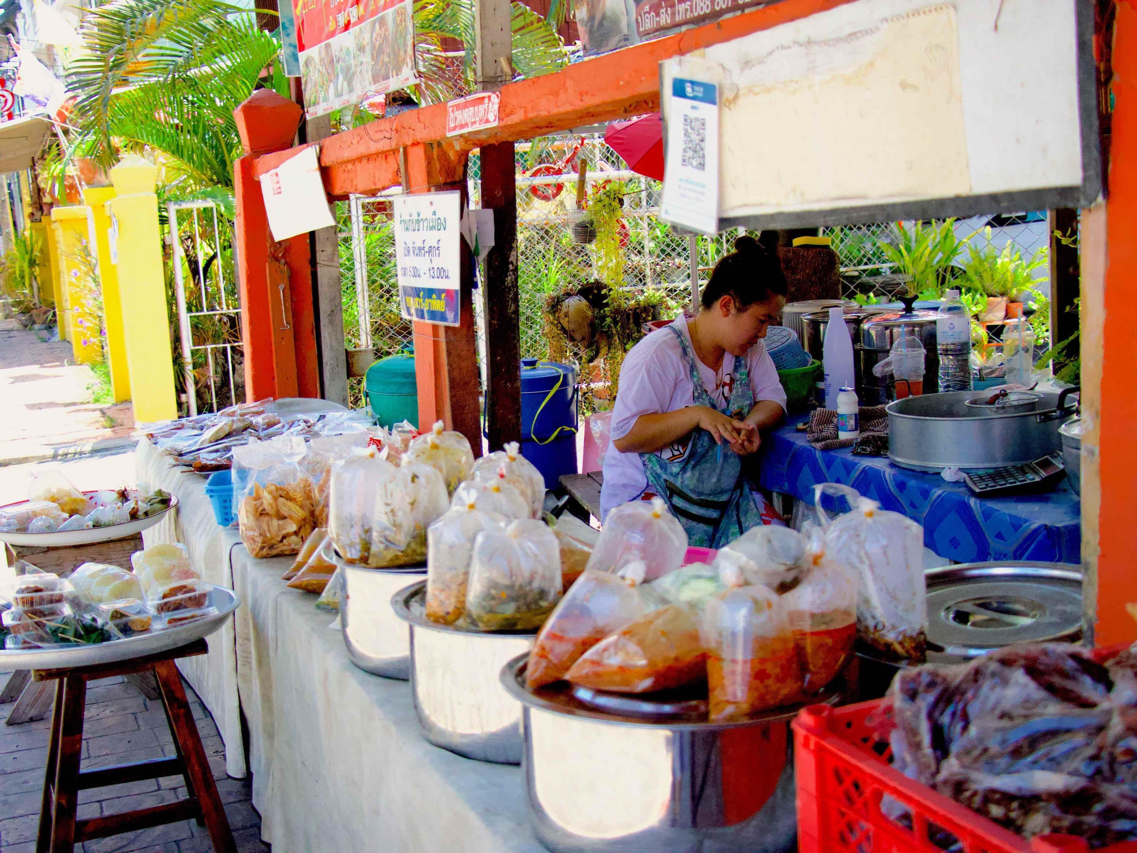 Ein Stand am Straßenrand, an dem lokale Gerichte aus Nordthailand verkauft werden.
