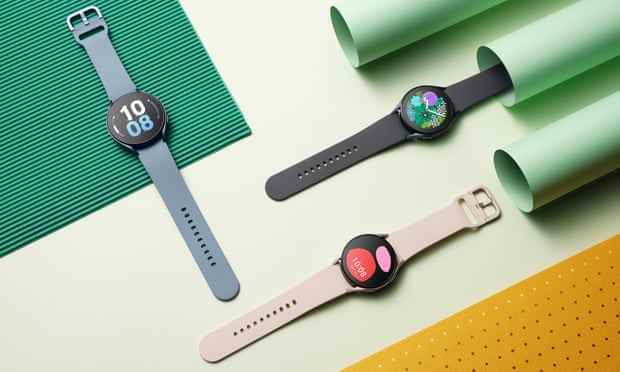 Die Samsung Galaxy Watch 5 in mehreren verschiedenen Farben auf einem Tisch abgebildet.