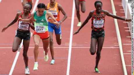 Obiri wird bei den diesjährigen Leichtathletik-Weltmeisterschaften knapp von Letesenbet Gidey aus Äthiopien über 10.000 m geschlagen. 