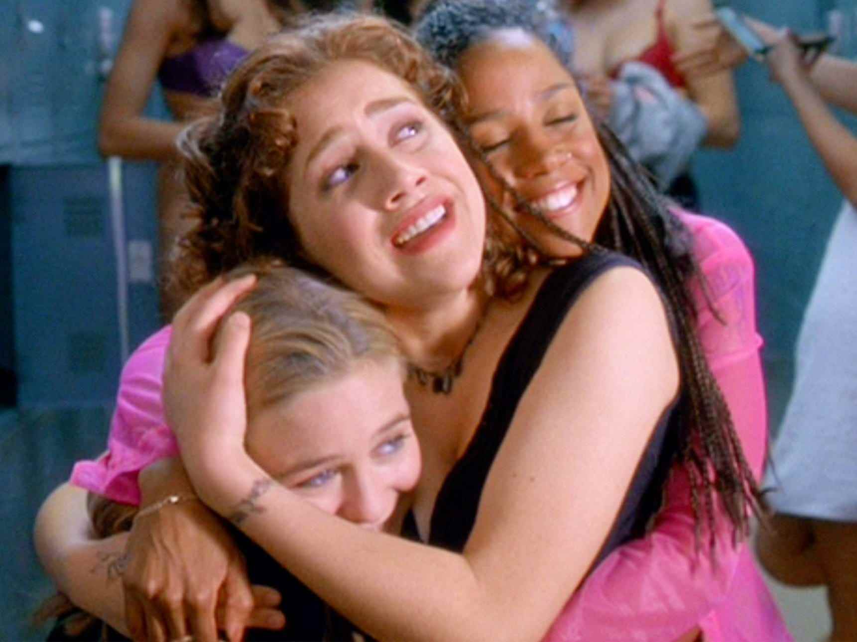 Cher, Tai und Dionne umarmen sich in dieser Szene aus dem Film „Clueless“ von 1995.