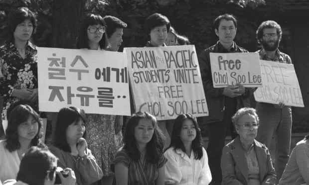Demonstranten mit Schildern, die sich für die Freilassung von Chol Soo Lee einsetzen.