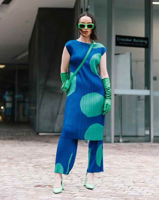 Ein Teilnehmer des Modefestivals in Melbourne trägt ein Outfit des lokalen Labels Gorman in einem Stil, der an die Entwürfe von Issey Miyake erinnert.  (Foto von Naomi Rahim/WireImage)