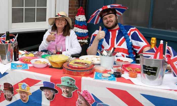 Ein Bild von Einwohnern und Gästen, die viel Spaß bei der Cookham Jubilee Street Party am 5. Juni in Berkshire hatten – aber diese Partys hatten Auswirkungen auf die Wirtschaftstätigkeit.
