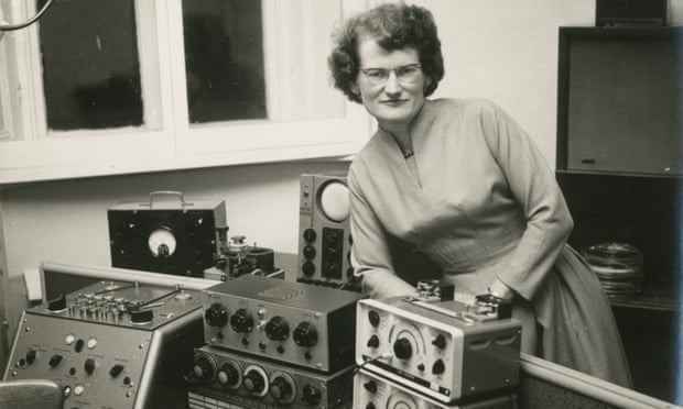 Radio gaga … Daphne Oram in Schwestern mit Transistoren.