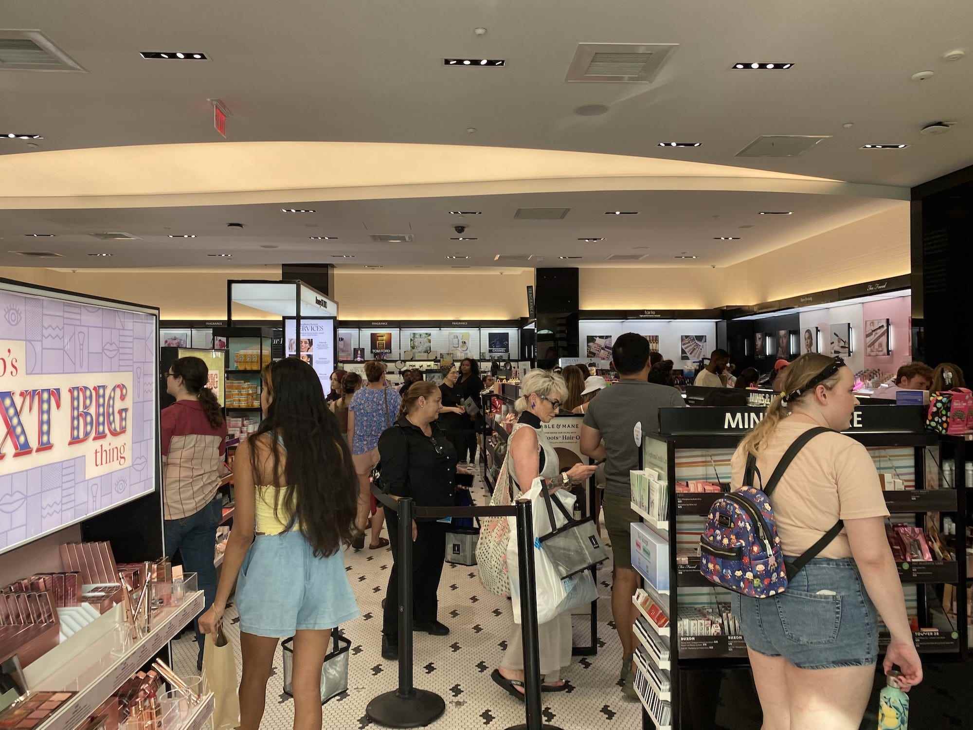 Eine große Menge Käufer bei Sephora in Disney Springs.