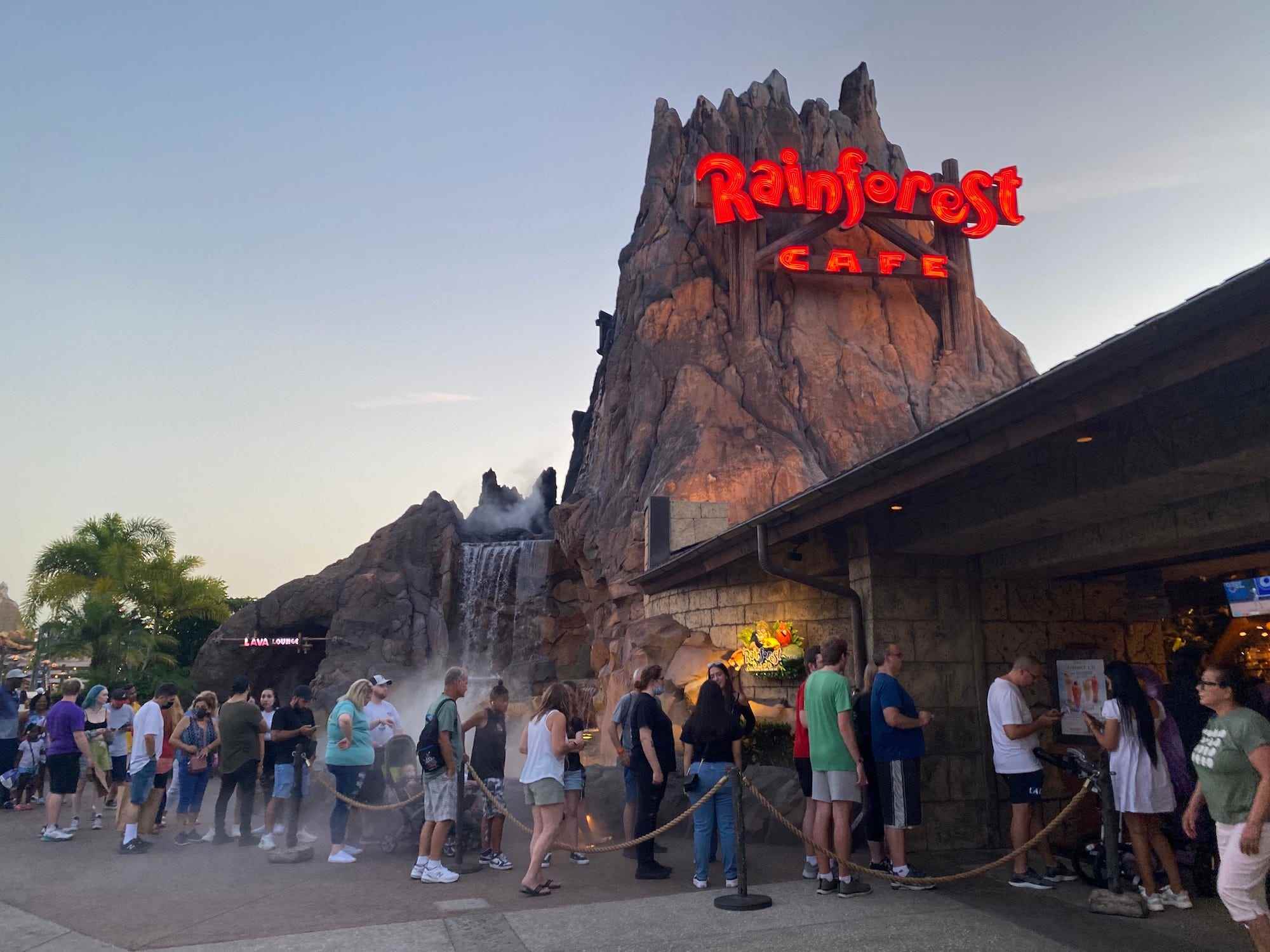 Eine Schlange von Menschen wartet darauf, das Rainforest Cafe in Disney Springs im Juli 2022 zu betreten.