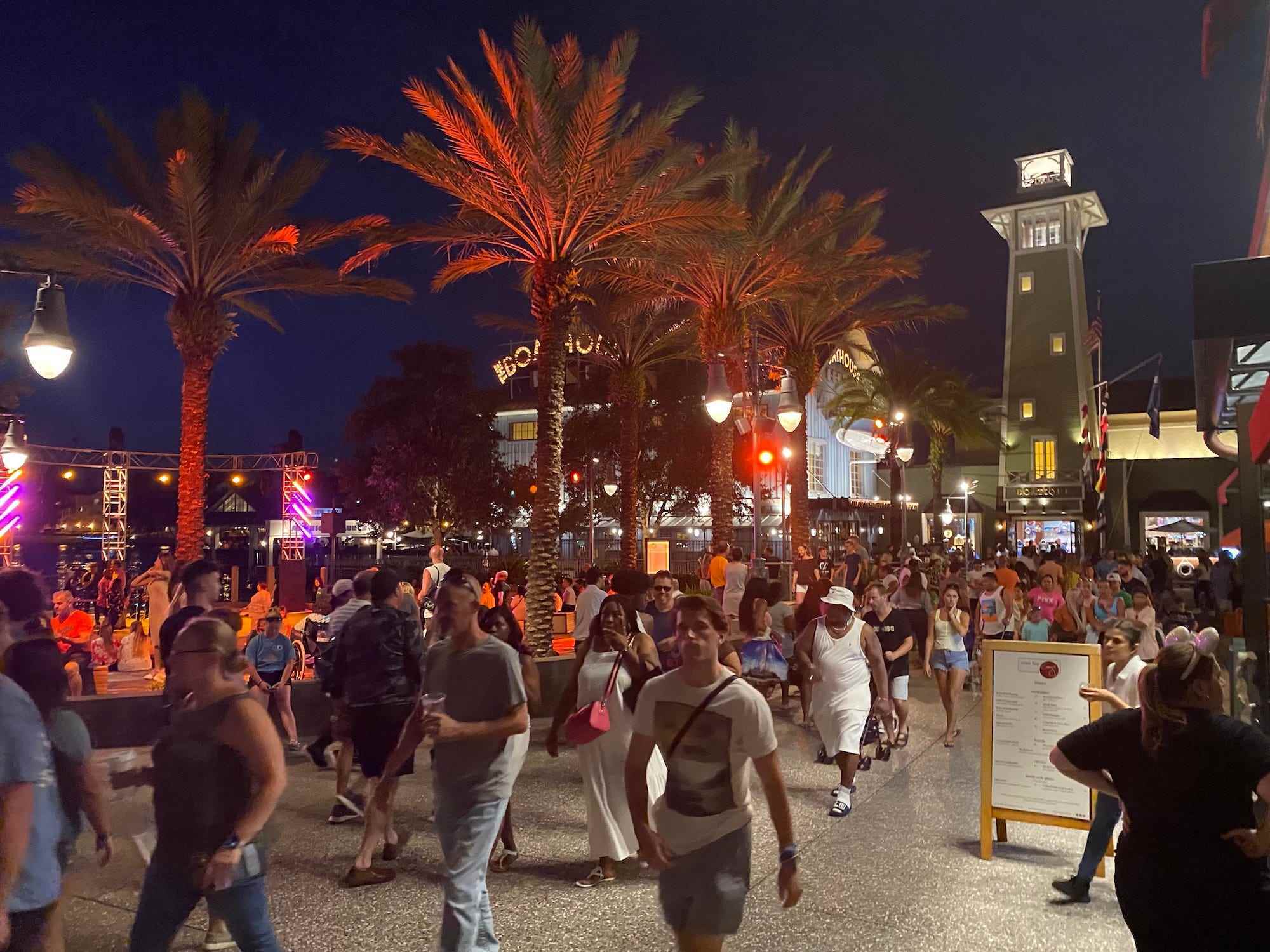 Menschenmassen in Disney Springs an einem Freitagabend im Juli 2022.