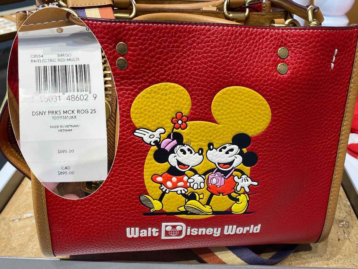 Eine Coach-Tasche mit Disney-Motiven in Disney Springs im Juli 2022.