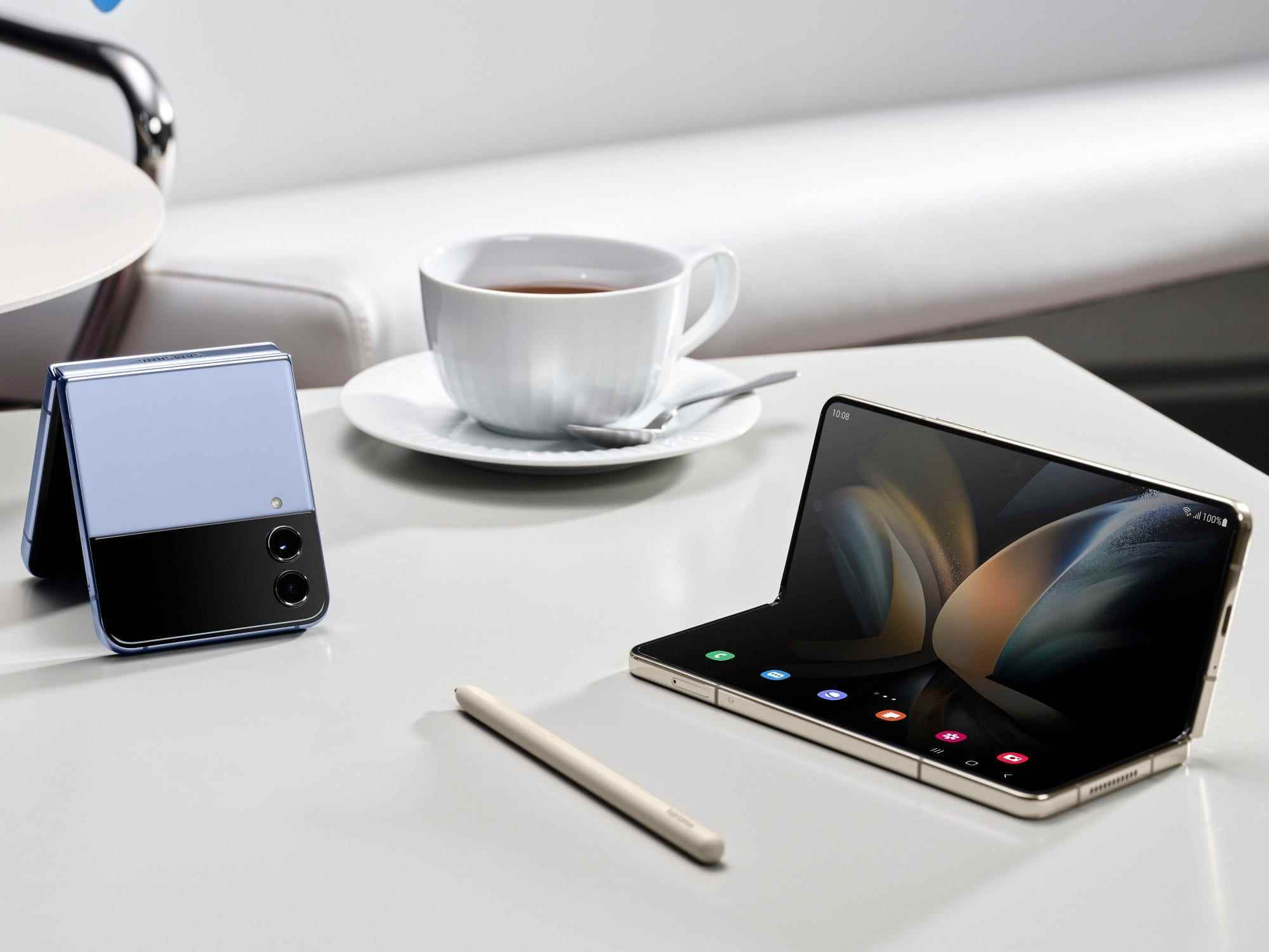 Die faltbaren Smartphones Samsung Galaxy Z Flip 4 und Z Fold 4 auf einem Tisch.