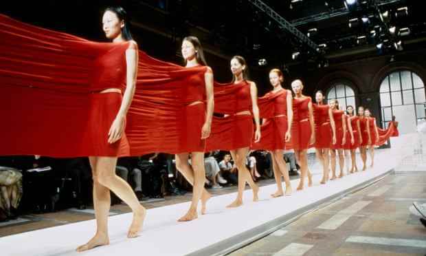 A-PoC Le Feu, von Issey Miyake und Dai Fujiwara, 1999, ein Beispiel für Miyakes A-PoC-Konzept (A Piece of Cloth) – extrudierter schlauchförmiger Stoff, aus dem Träger nahtlose Kleidungsstücke zuschneiden konnten.